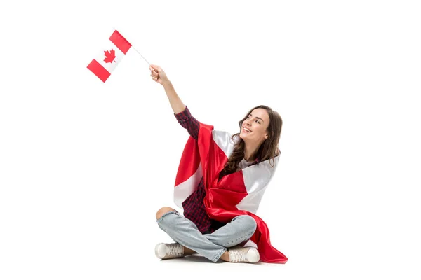 Mujer Cubierta Bandera Canadiense Ondeando Con Bandera Hoja Arce Aislada — Foto de Stock