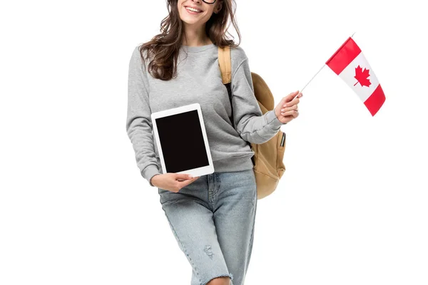 裁剪视图的女学生拿着加拿大国旗 并提出数字平板电脑与空白屏幕隔离在白色 — 图库照片