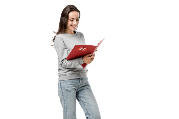 Studentin Blickt Auf Rotes Notizbuch Mit Ahornblatt Aufkleber Auf Weißem — Stockfoto
