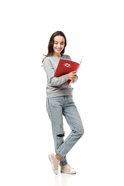 Estudiante Sonriente Sosteniendo Cuaderno Rojo Con Pegatina Hoja Arce Aislado — Foto de Stock