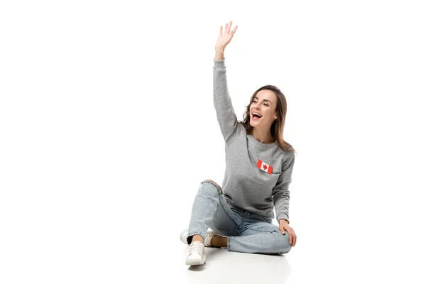 Mulher Feliz Com Crachá Bandeira Canadense Sentado Acenando Com Mão — Fotografia de Stock