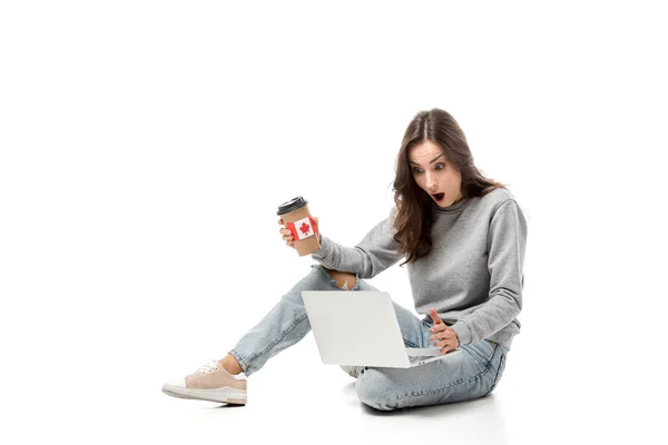 Schockierte Frau Benutzt Laptop Und Hält Kaffeetasse Mit Aufkleber Mit — Stockfoto
