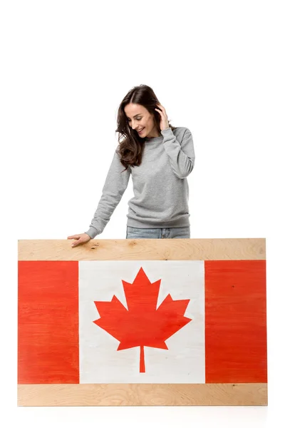 Sorrindo Mulher Perto Tábua Madeira Com Bandeira Canadense Olhando Para — Fotografia de Stock