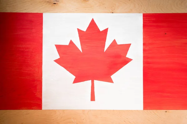 在木背景上加拿大国旗的顶部看法 — 图库照片