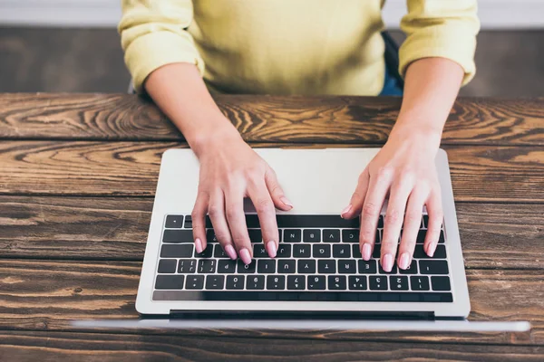 Vista Ritagliata Scrittura Femminile Digitando Sul Computer Portatile Casa — Foto Stock