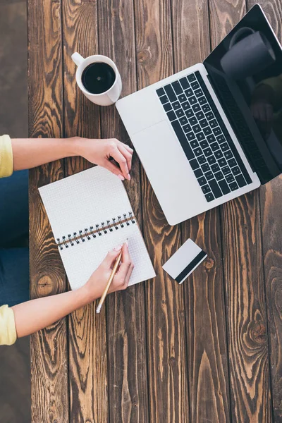 Vista Dall Alto Della Donna Che Scrive Nel Notebook Vicino — Foto Stock