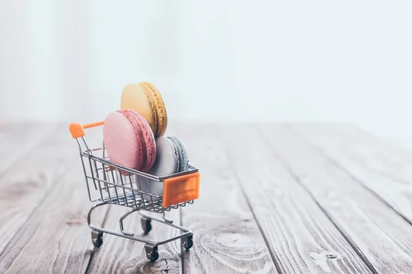 Macarons Savoureux Dans Petit Chariot Sur Une Table Bois — Photo