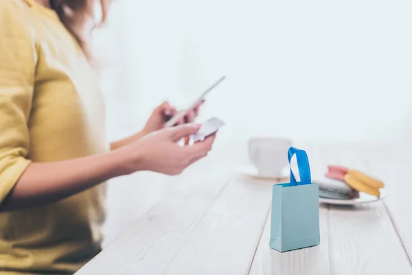 Selective Focus Toy Shopping Bag Woman Holding Smartphone Credit Card — Stock Photo, Image