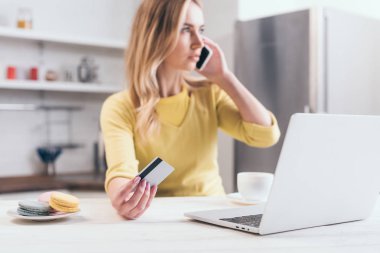 sarışın kadın Smartphone'da söz el kredi kartının seçici odak 