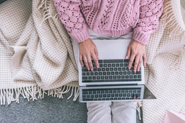 kadın Blogger üstünde laptop evde yazarak üstten görünüm