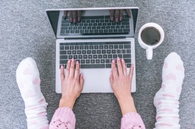 kadın Blogger Dizüstü Klavye kahve yakınındaki yazarak üstten görünüm