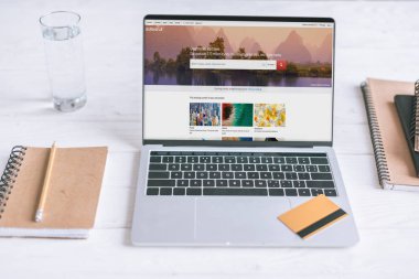 laptop ekran sitesinde Shutterstock ve ahşap masa üzerinde kredi kartı ile 