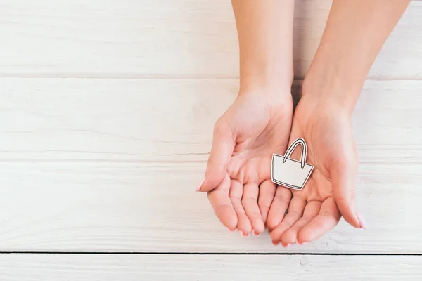 Ovanifrån Kvinna Som Håller Papperspåse Händer — Stockfoto