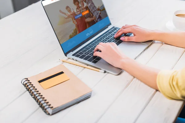 Obcięty Widok Kobiety Pomocą Laptopa Couchsurfing Witryny Ekranie — Zdjęcie stockowe