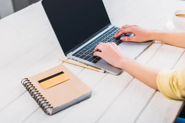 Vista Recortada Mujer Escribiendo Ordenador Portátil Con Pantalla Blanco Casa — Foto de Stock