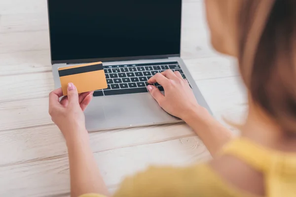 Vue Recadrée Femme Tenant Carte Crédit Près Ordinateur Portable Avec — Photo