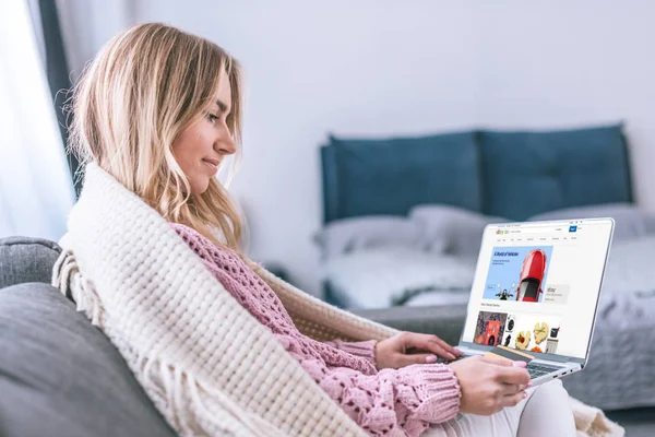 Attractive Blonde Woman Using Laptop Ebay Website Screen Holding Credit — Stock Photo, Image