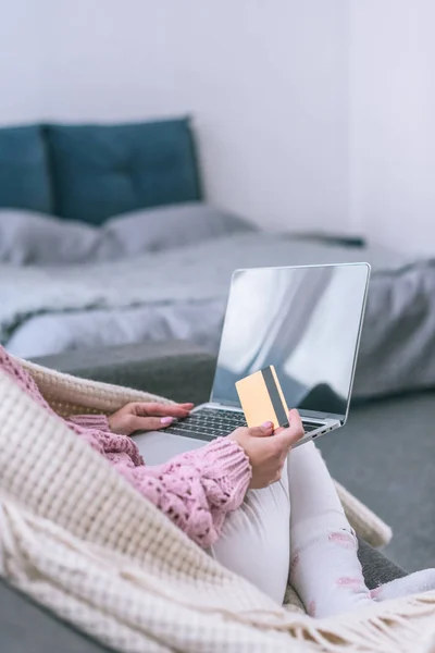 Vista Cortada Mulher Usando Laptop Com Tela Branco Segurando Cartão — Fotografia de Stock