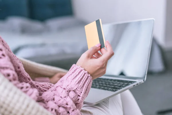 Vista Cortada Mulher Segurando Cartão Crédito Perto Laptop Casa — Fotografia de Stock