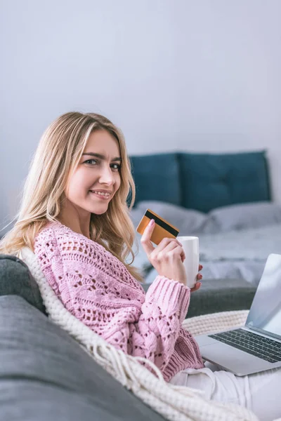 Mulher Atraente Sorrindo Segurando Cartão Crédito Copo Nas Mãos — Fotografia de Stock
