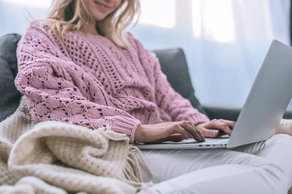 Vista Ritagliata Donna Sorridente Utilizzando Computer Portatile Mentre Seduto Casa — Foto stock gratuita