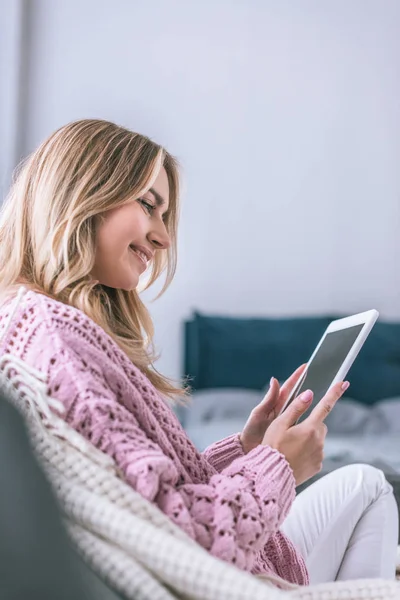 Allegra Donna Bionda Sorridente Con Mano Tablet Digitale — Foto Stock