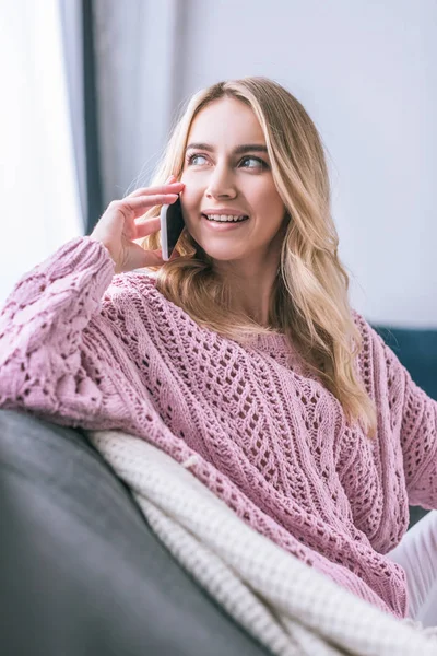 Mujer Rubia Sonriente Hablando Teléfono Inteligente Casa — Foto de Stock