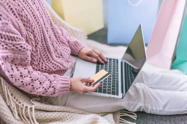 Vista Cortada Mulher Segurando Cartão Crédito Perto Laptop Enquanto Compras — Fotografia de Stock