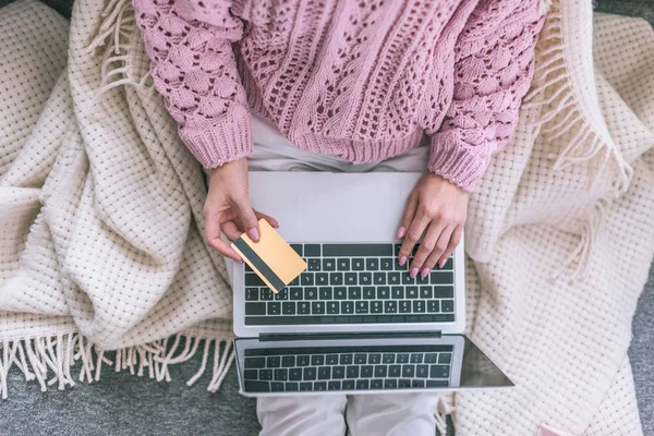 Vista Superior Mulher Segurando Cartão Crédito Perto Laptop Enquanto Compras — Fotografia de Stock