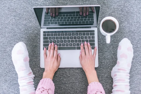 Vista Superior Blogueiro Feminino Digitando Teclado Laptop Perto Xícara Café — Fotografia de Stock