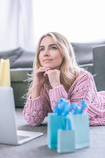 Selective Focus Dreamy Woman Holding Dollar Banknotes While Lying Laptop — Stock Photo, Image