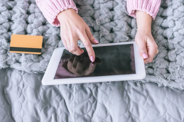 Vista Recortada Mujer Que Tiene Tarjeta Crédito Tableta Digital Con — Foto de Stock