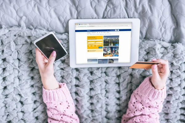 Beskuren Bild Kvinna Med Kreditkort Och Smartphone Nära Digital Tablett — Stockfoto