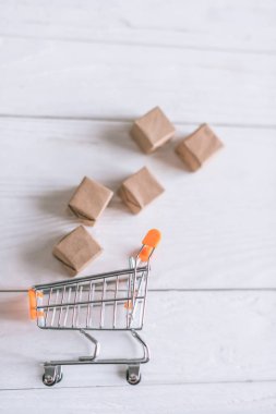 ahşap masa üzerinde dekoratif sepeti yakınındaki paketleri yakın çekim 