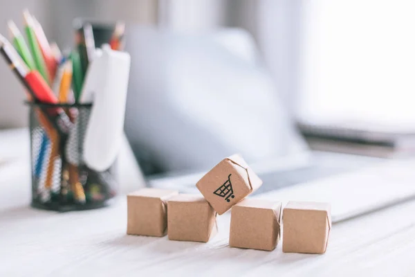 Primer Plano Los Paquetes Decorativos Con Cartel Del Carrito Compras —  Fotos de Stock