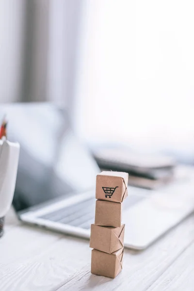 Selectieve Aandacht Van Decoratieve Pakketten Met Winkelwagentje Ondertekenen Bureau — Stockfoto