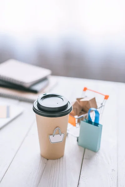 Enfoque Selectivo Taza Papel Con Símbolo Cerca Carro Juguete Con —  Fotos de Stock