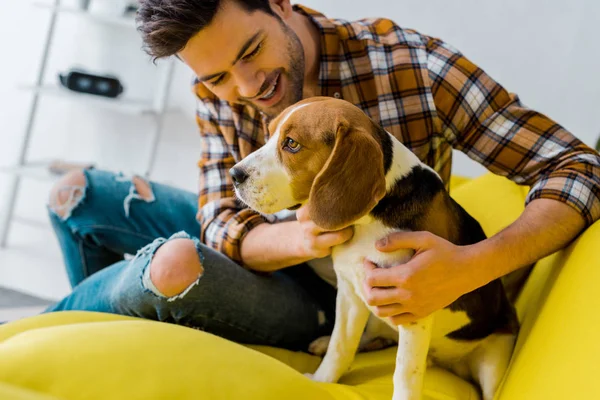 自宅で犬と一緒に過ごす幸せなハンサムな男 — ストック写真