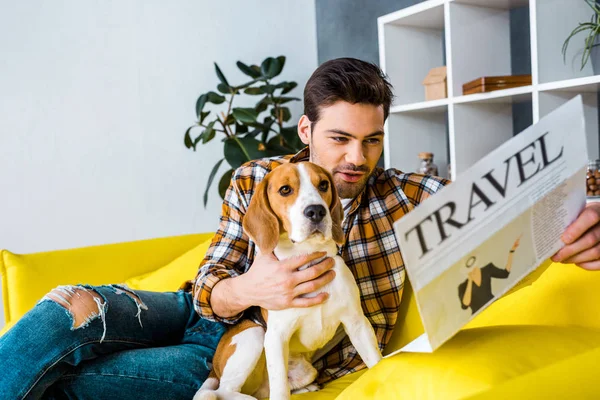 Knappe Man Reizen Krant Lezen Zittend Bank Met Hond — Stockfoto