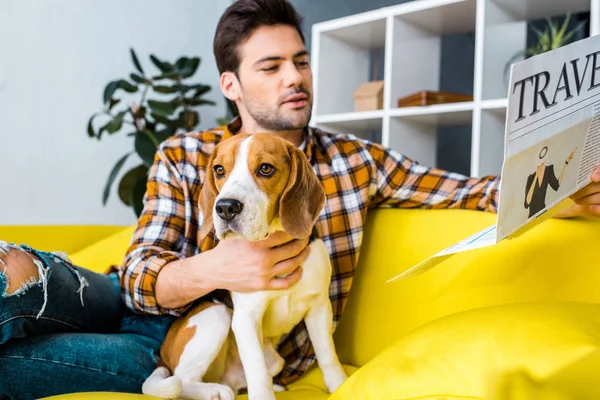 Knappe Jongeman Reizen Krant Lezen Zittend Bank Met Beagle Hond — Stockfoto