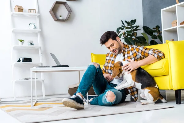 Knappe Man Tijd Doorbrengen Met Hond Verdieping — Stockfoto