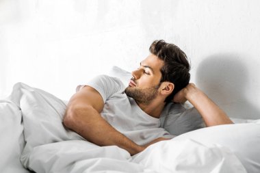 yatakta yatarken ve sabah uzak seyir yakışıklı adam