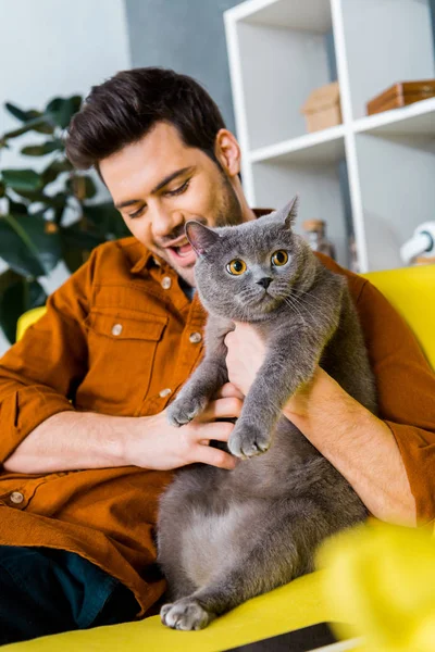 Glada Stilig Man Med Grå Katt Sitter Soffan Hemma — Stockfoto