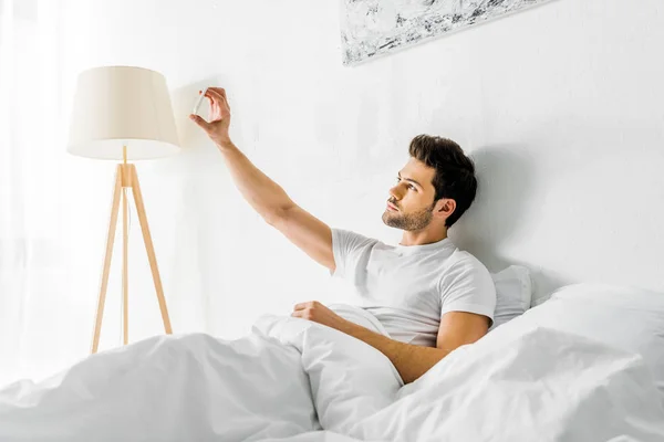 Schöner Mann Macht Selfie Mit Smartphone Schlafzimmer — Stockfoto