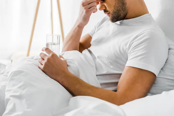 Vista Cortada Homem Com Dor Cabeça Segurando Vidro Água Cama — Fotografia de Stock