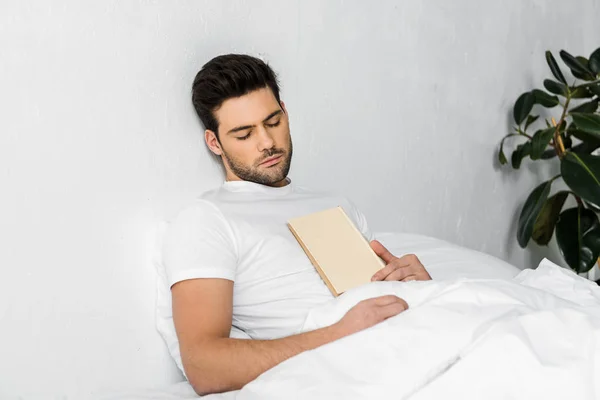 Schöner Junger Mann Schläft Bett Mit Buch — Stockfoto