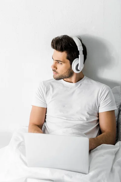 Schöner Nachdenklicher Mann Der Musik Mit Kopfhörern Und Laptop Bett — Stockfoto