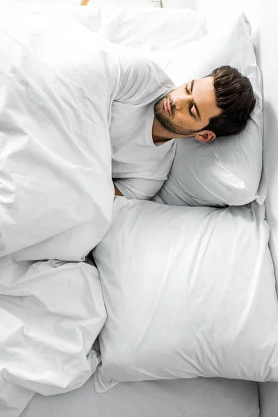 Vista Superior Del Hombre Guapo Durmiendo Cama Por Mañana — Foto de Stock