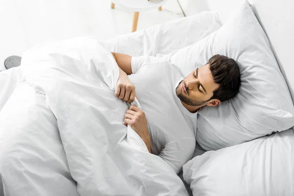 朝のベッドで寝ている若い男のトップ ビュー — ストック写真