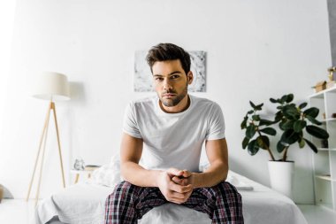 pijama yatağa evde oturan ciddi yakışıklı